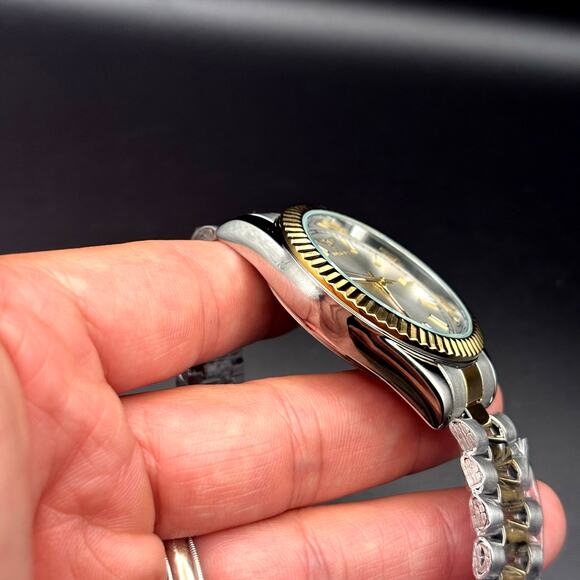 Invicta 69010 Mens Two-Tone Stainless Steel Watch Silver Dial NIBWT - Picture 8 of 17